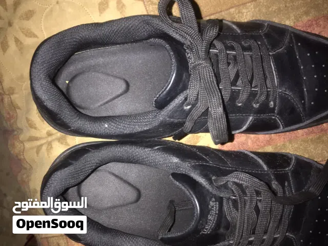 شوز اسود (اسود الترند )