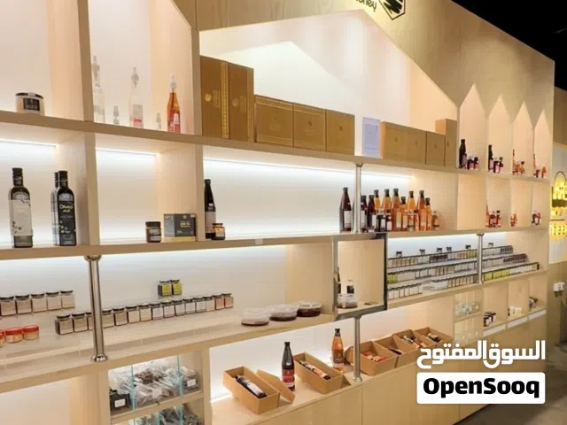 اثاث بوتيك بحالة ممتازة للبيع