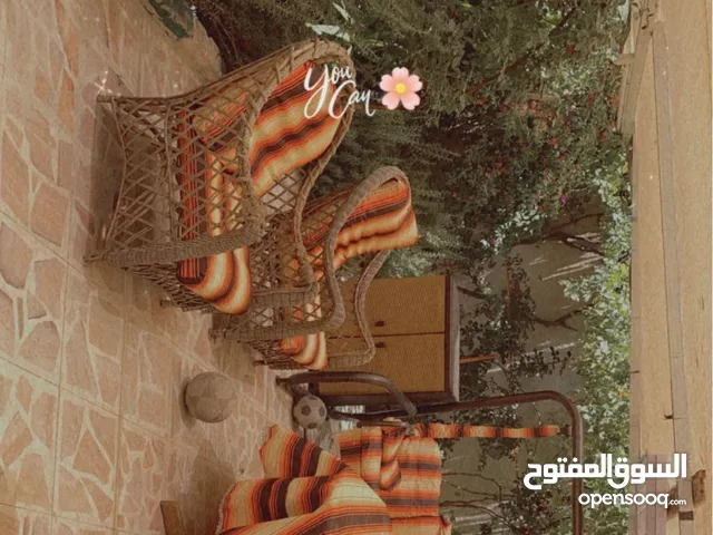 شقه ارضي مستقل عرسان فقط او طالبات بحي الارمن مدخل وساعه كهرباء ومي مستقلين حديقتين مكان للشوي شلال
