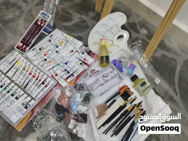 ادوات رسم فنيه الوان زيتيه وفرش وستادندات رسم عدد2  ولوحه كانفس 60 حجم مستعمله الالوان لمرة واحده .