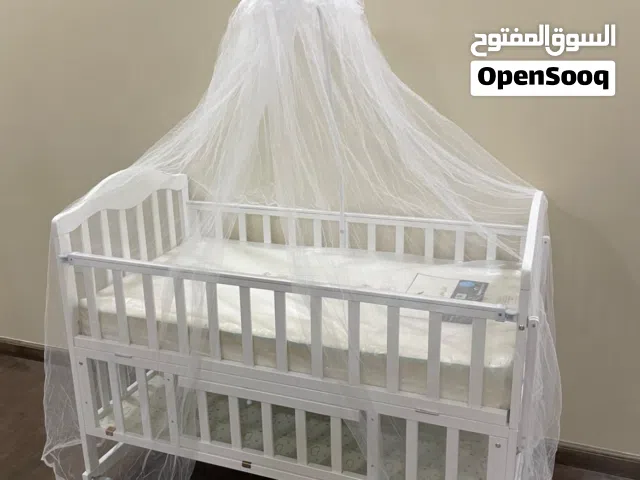 سرير اطفال ينفتح من الجانب وفيه 3 مستويات