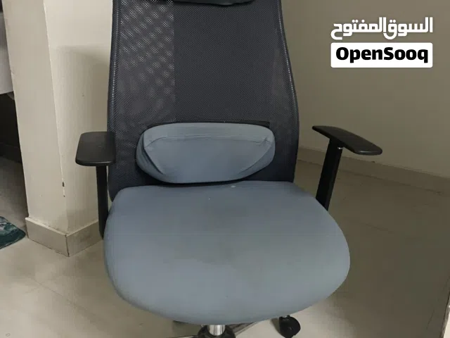 كرسي مكتبي دوار  ترابيز  دولاب صغير متر ونص من دون شماعة