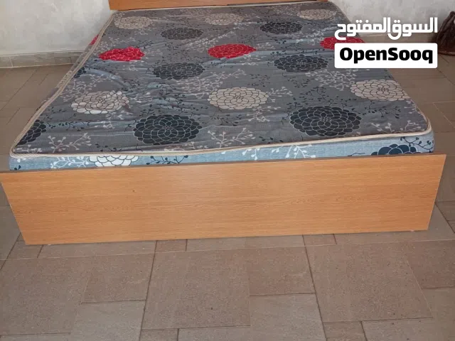 تخت مجوز خشب مع الفرشة نظيف للبيع