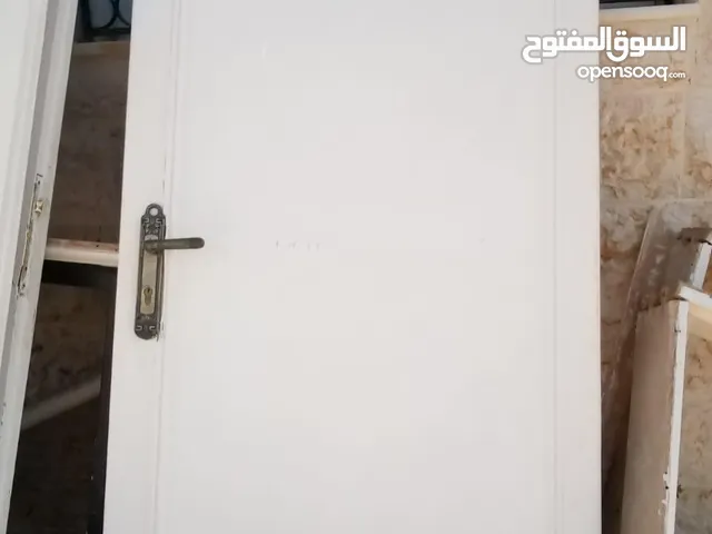 باب خشب لون بني وابيض عدد 2