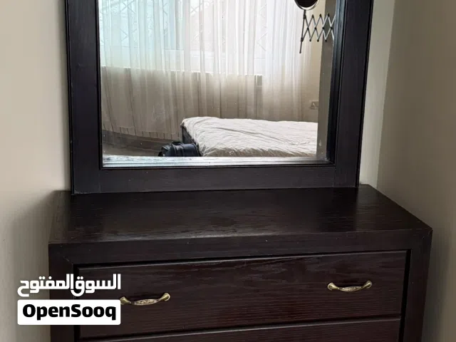 وحدة خزائن (تسريحة مع مرآه) للبيع