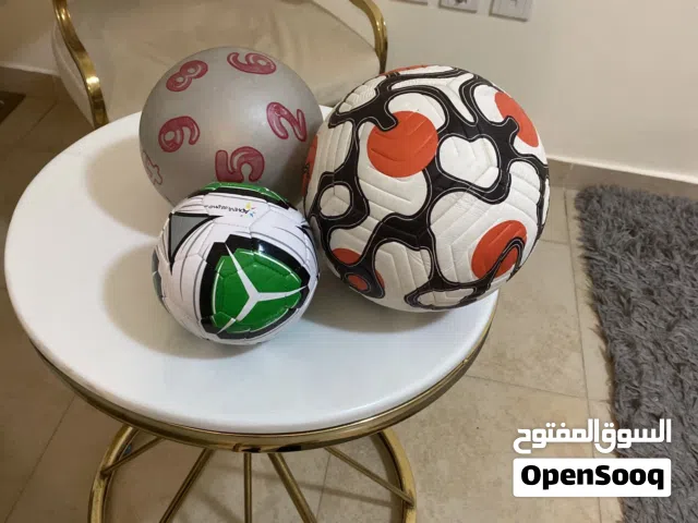 ثلاث كره قدم