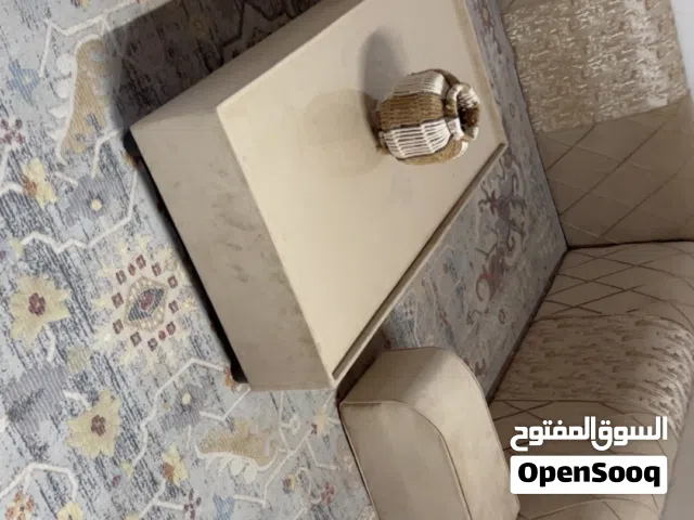 جلسه ارضيه نظيفه وجديده استعمال خفيف مع طاوله