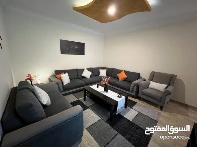 طقم كنب مستعمل بحالة جيدة جدا قابل للتفاوض استعمال بسيط والطقم جدا مرتب وبحالة جيدة