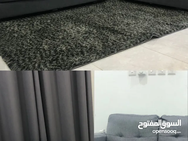 كنبات للبيع مع السجاد نظيفف جدا مستخدم اقل من سنتين