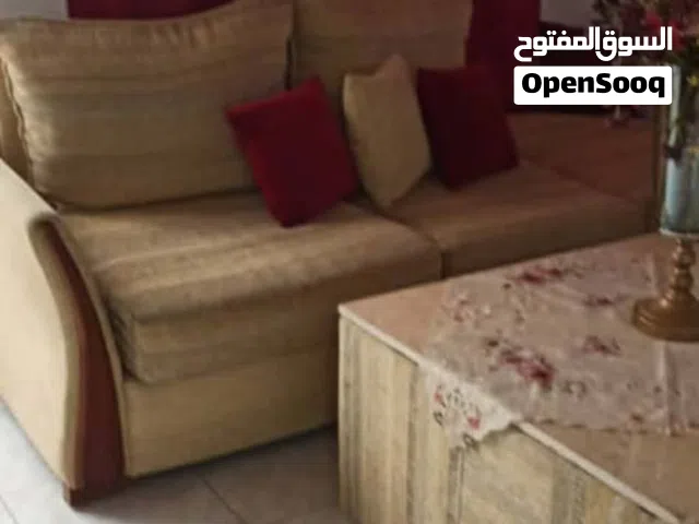 كنبة و طاولة