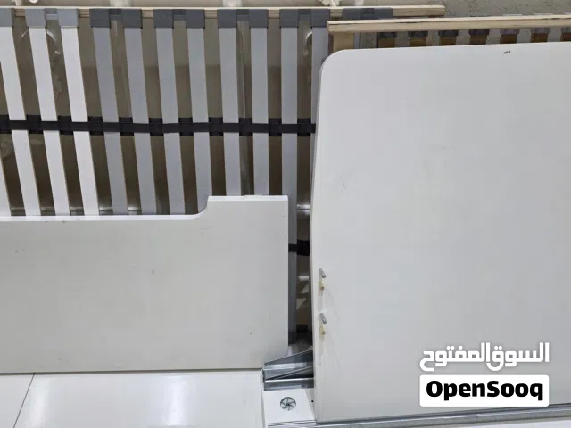 للبيع سرير مستعمل من إيكيا سهل التركيب يكفي لشخصين