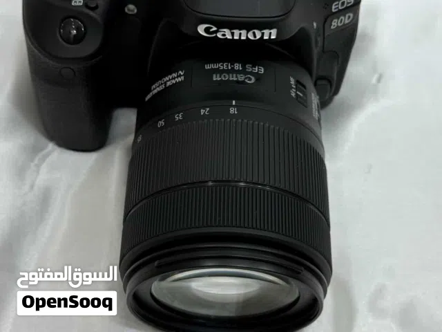 كاميرا Canon EOS 80D مع عدسة Canon EF-S 18-135mm IS USM. الكاميرا تأتي مع كامل ملحقاتها