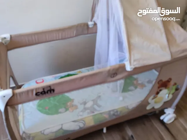سرير الاطفال رائع بحاله جد جيده لونه بتي فاتح و يحتوي على كل ميتلزمات حمايه الطفل