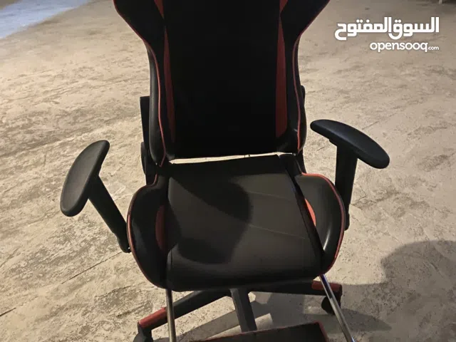 للبيع كرسي احمر واسود مستعمل