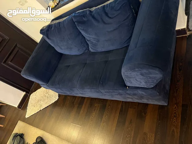 كنب كورنر بفتح تخت  مع كنباي ثنائيه بحاجه الى تنجيد فقط بسعر 150 قابل للتفاوض