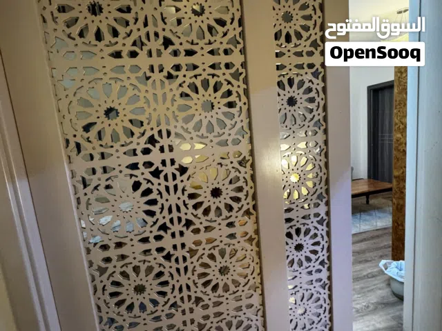 باركيه و باب خشب سحاب جميل جدا بحالة ممتازة 150 ريال للباركيه و 150 ريال للباب و السعر قابل للتفاوض