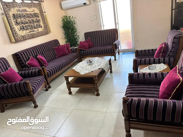 طقم كنب مع طقم طاوله