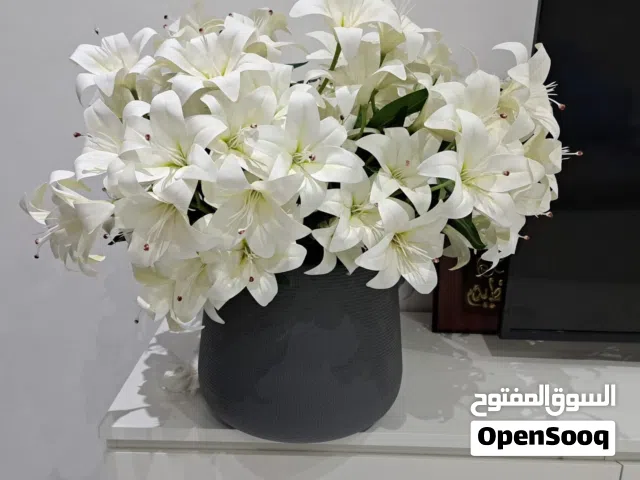 ورد ابيض صناعي مع القاعده باللون الرمادي