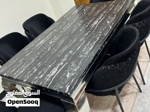ميز طعام نضيف جداً