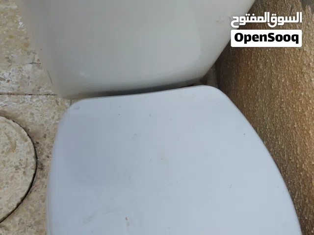 مرحاض ومغسلة مستعملات للبيع لون ابيض
