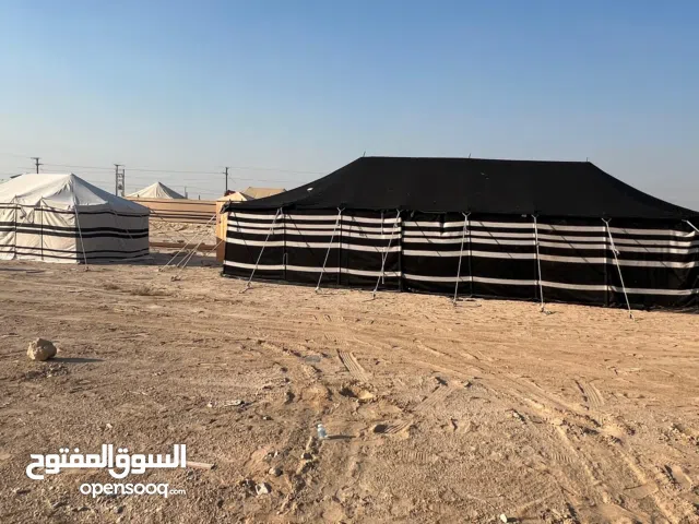 خيام بر شبه جديدة جدًا (منصوبة فقط) + حمام متنقل – بيعة سريعة