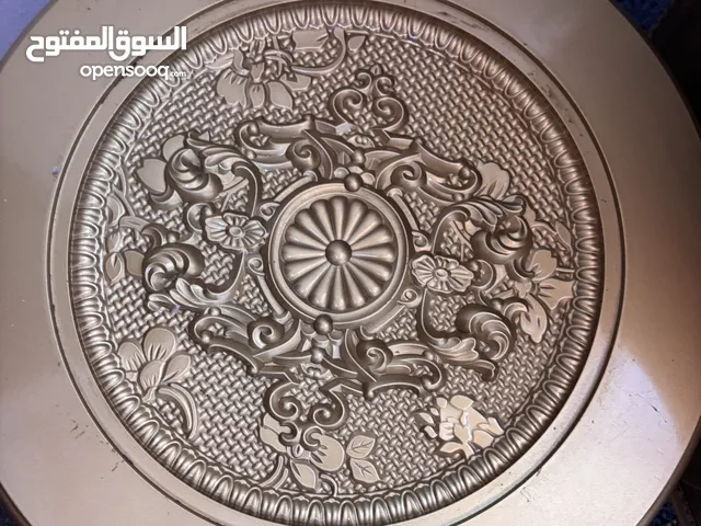 اثاث غرفه جلوس اربع مقاعد زغار واثنين كبار وميز تلفيزيون وطبلات وحده كبيره وأربعه صغيره