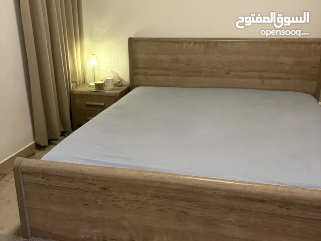 غرفة نوم سرير بمرتبة + تسريحة + كومدينه