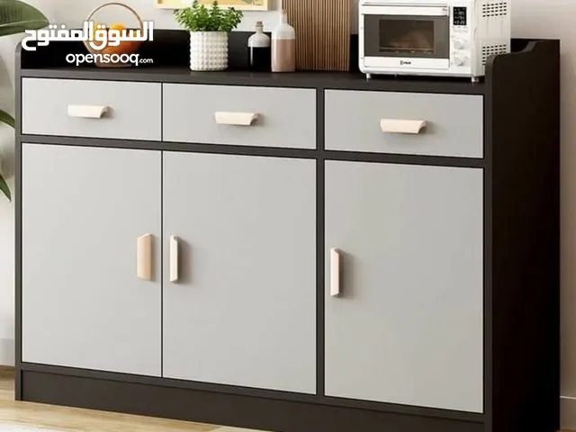 وصف الخزانة الحديثة خزانة عصرية أنيقة تجمع بين التصميم العملي واللمسة الجمالية، مصنوعة بجودة عالية