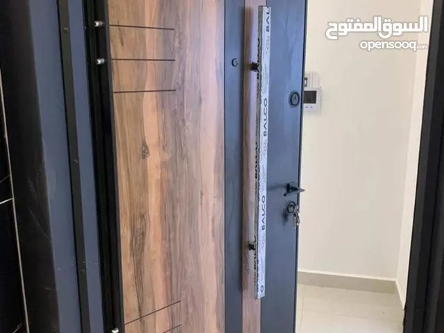 شقة جديدة شبه ارضي مع ترس و شلال و باربكيو في ضاحية الامير علي  