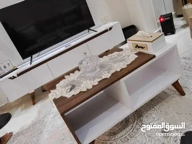 ترابيزة شاشة خشب ام دي اف اسباني خامة عالية الجودة وفينش وسعر خطير كمان معاها رفين هدية