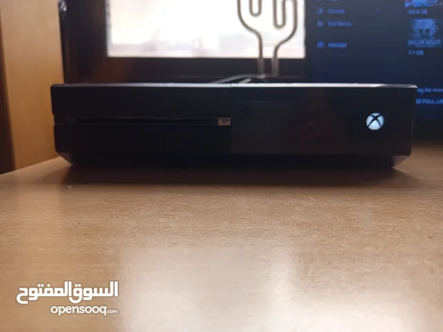 XBOX ONEمستعمل مع ايد والتانية هدية