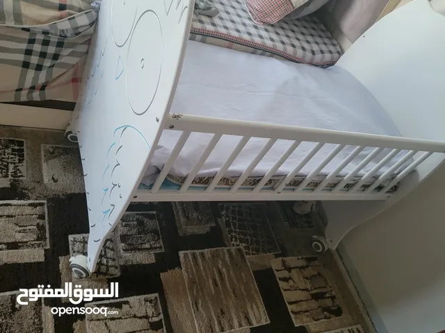 سرير اطفال شبه جديد لم يستخدم سوا اسبوع واحد سبب البيع عندي سرير ثاني