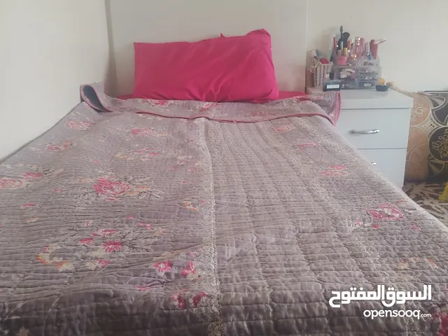 سرير مستعمل نظيف.فردي خشب اصلي مش محشي مع كمدينو درجين واسعات للبيع