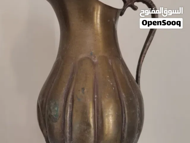 انائيين قديمين مزخرفين