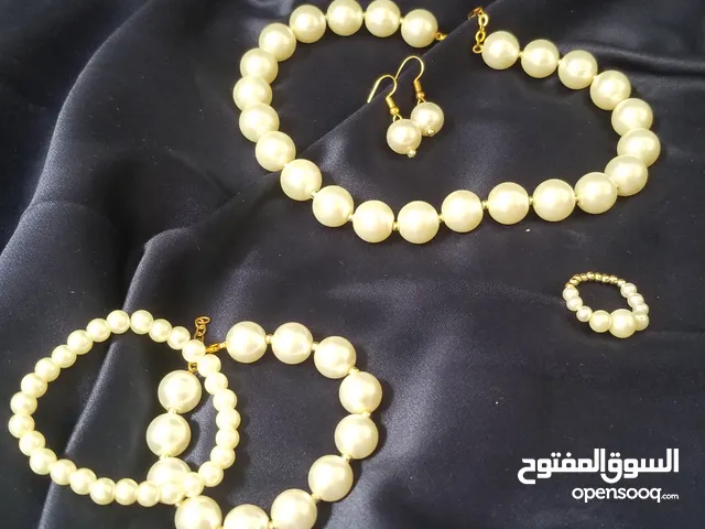 طقم لؤلؤ أبيض فاخر بتفاصيل ذهبية ناعمة، للطلب والإستفسار التواصل واتساب