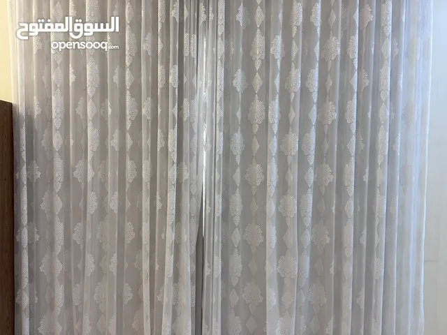 ستائر نظيفة جداً شبه جديدة