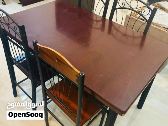 Dining table with 4 chairs - Good condition