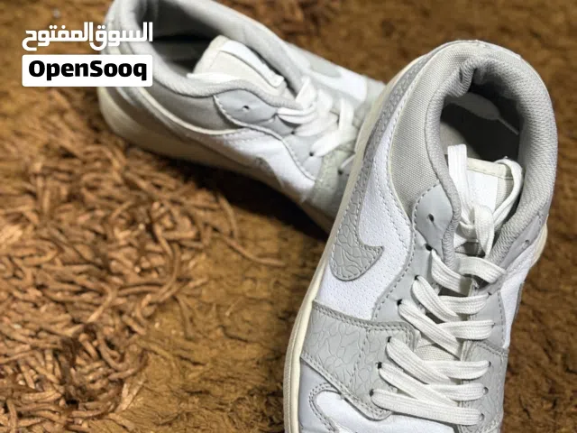 نايك ابيض شبه جديد
