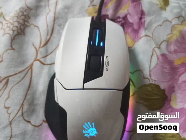 ماوس ألعاب من نوع A4Tech Bloody W70 Max باللون الأبيض.