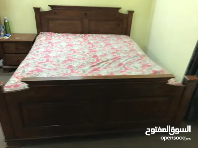 سرير مزدوج مع فرشته + دولاب صغير