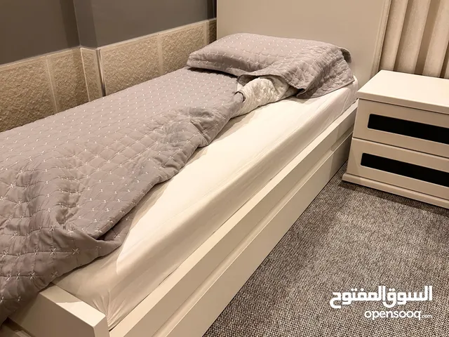 سرير مع كومادينه
