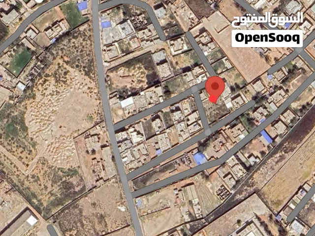 قطعه ارض بها أساسات لبيت وملحق بموقع ممتازه