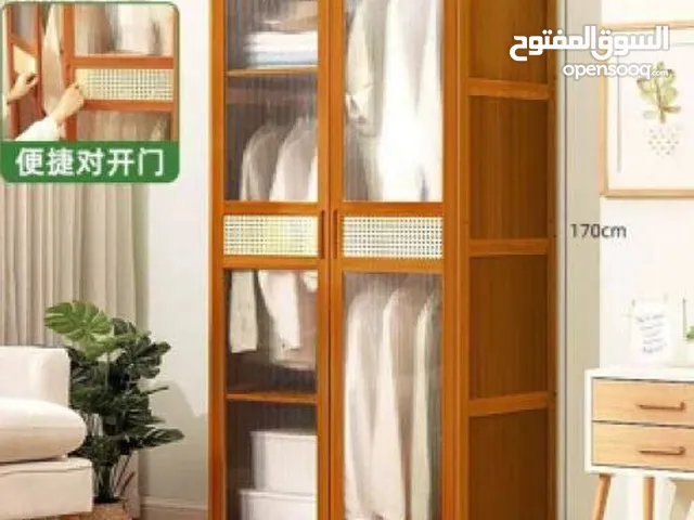 خزانة مصنوعة من خشب البامبو والصورة على الواقع