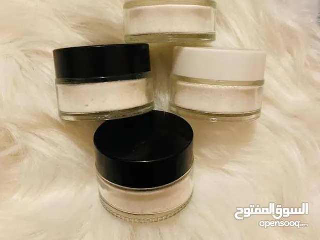 مزيل عرق طبيعي برائحة المسك يعطي ويحمي (مختصر، أنيق، يركزّ على العناية والأناقة)