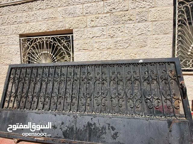 بوابة حديد ثقيل لون اسود