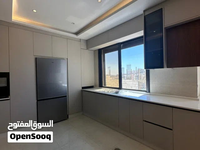 شقة مميزة وفاخرة مع مساحة خارجية  .. للبيع مع الاثاث