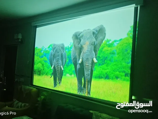 داتا شو عارض على الحائط