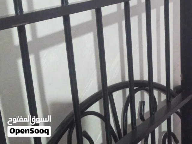 تخت حديد لون اسود للبيع