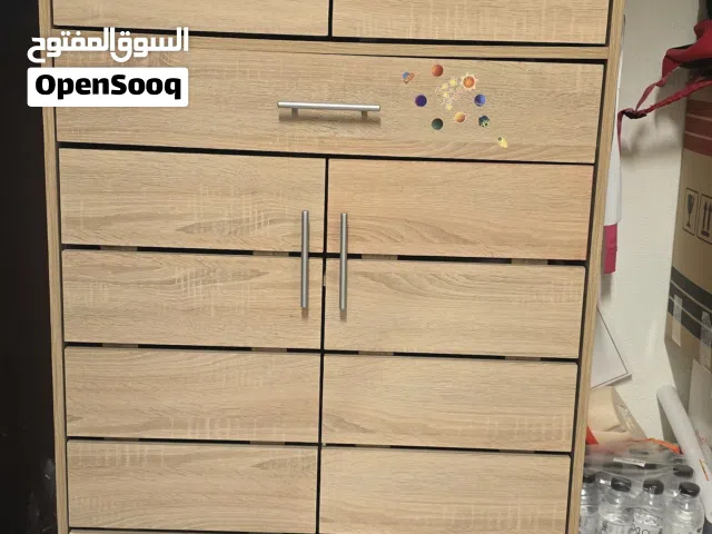 للبيع كبت الارتفاع 2 متر للاحذية بحالة ممتازة جدا جدا لون بيج يحتوي على خزانة ودرج للتخزين