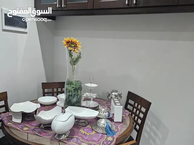غرفة سفره جديده غير مستخدمه نهائي اشلي أمريكي صولد بالكامل مع خزانة علويه